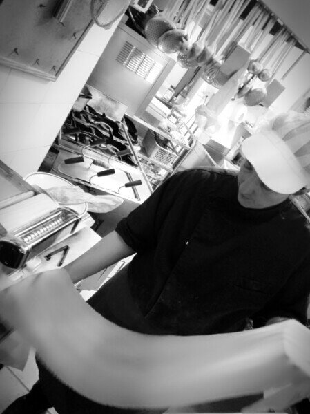 la chef Lara mentre spiana la sfoglia Preparazione della pasta fresca presso la Trattoria La Loggia