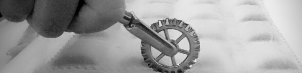 Ravioli fatti a mano presso La Loggia Ravioli tradizionali della casa stesi sul banco mentre vengono tagliati a mano con la rotella tagliapasta