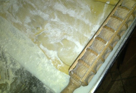 Mattarello per ravioli durante la preparazione della pasta ripiena