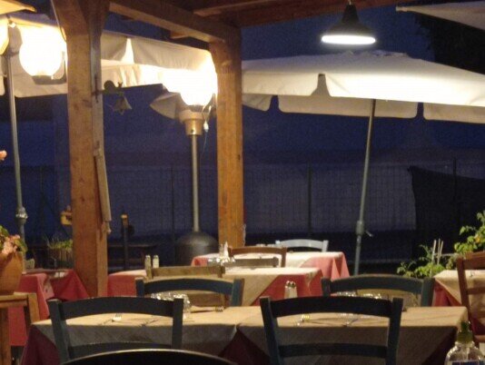 Tavoli di ristorante all'aperto veduta serale dei tavoli nel giardino della loggia