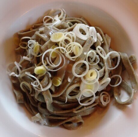 tagliatelle all'ortica Tagliatelle di ortica alla crema di castagne con porro fresco
