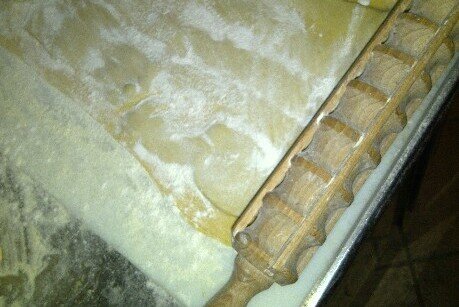 Mattarello per ravioli Mattarello per ravioli durante la preparazione della pasta ripiena