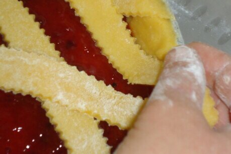 preparazione della crostata crostata preparata a mano presso la trattoria la loggia